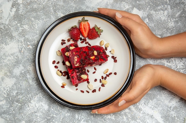 ręce trzymające talerz z potrawą